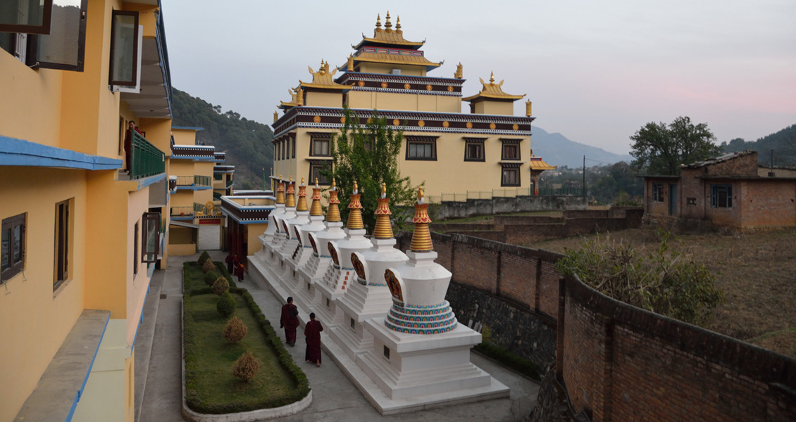 八大舍利塔與轉經輪