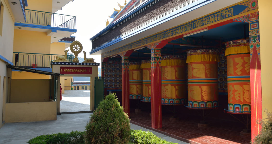 八大舍利塔與轉經輪